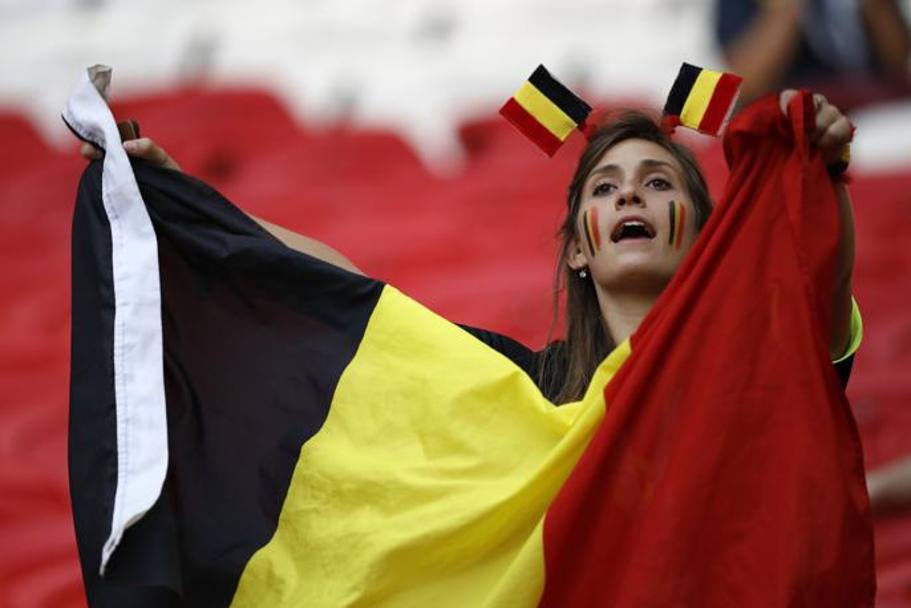 Bandiere ovunque per questa tifosa belga. Ap